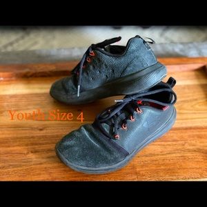 Youth Boys Under Armour Athletic Shoes- Size 4